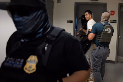 Des agents de l'ICE arrêtent un migrant devant le tribunal de l'immigration de Manhattan, New York