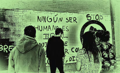 Des étudiants de l'IES Satafi, à Getafe (Madrid), créent des graffitis contre le discours de haine.