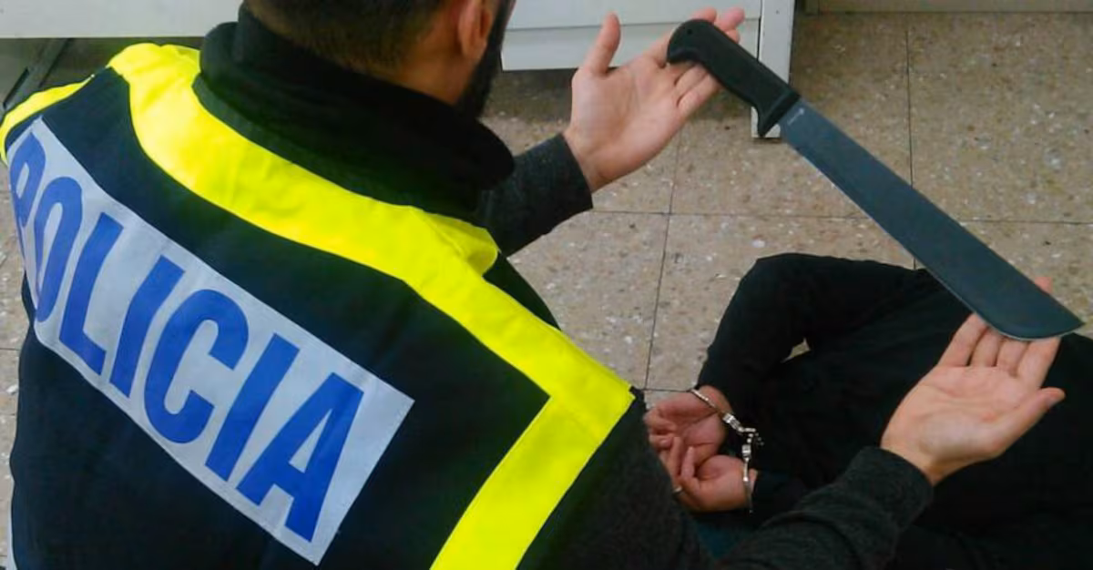Une vengeance entre membres de gangs brassée dans l'obscurité d'un portail
