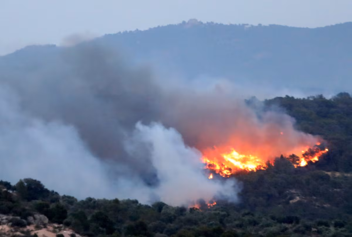 Les pompiers stabilisent un incendie de végétation à Tarragone