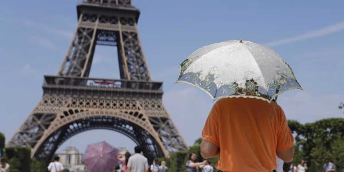 Deux enfants de deux et quatre ans meurent en France, oubliés dans une voiture pendant la canicule