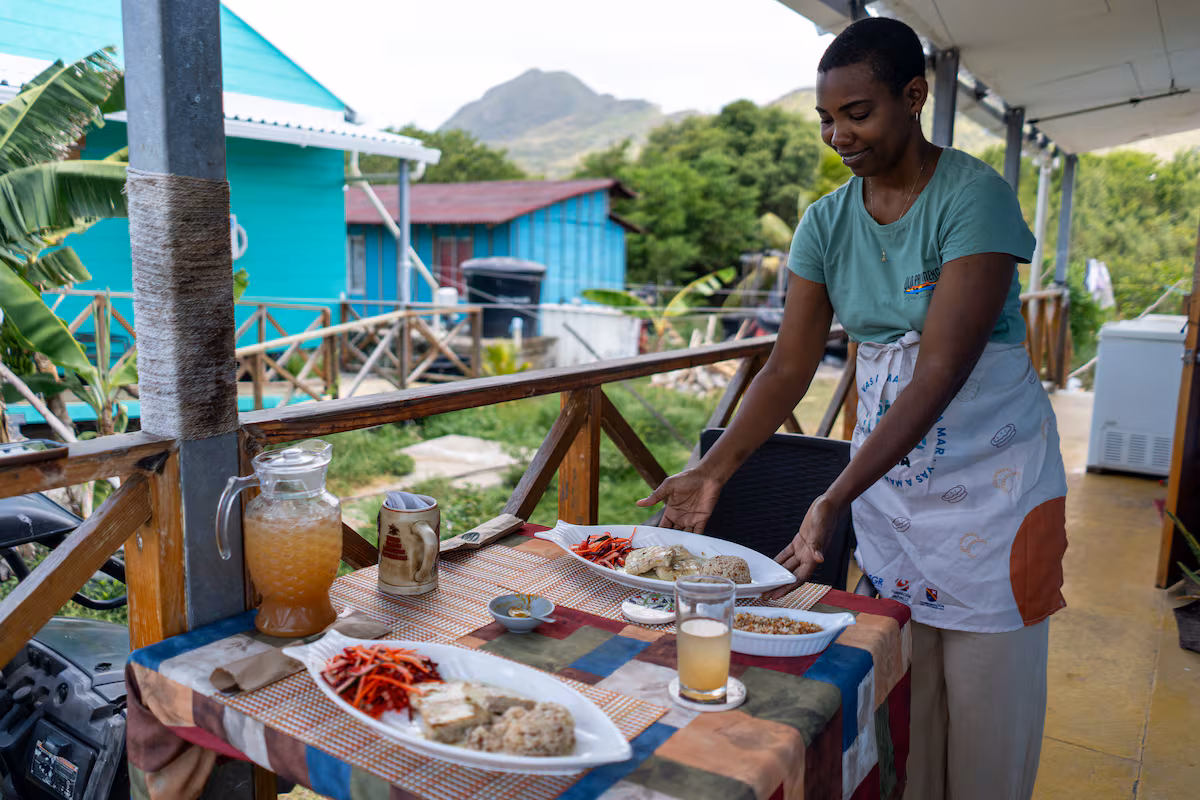 La gastronomie Raizal est en sécurité avec Becky et Rosilia : « Peu de familles peuvent résister à la restauration rapide à Providencia »
