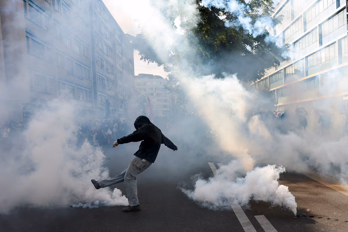 L'indignation face aux injustices mondiales éclate lors d'une manifestation anti-G7 à Genève