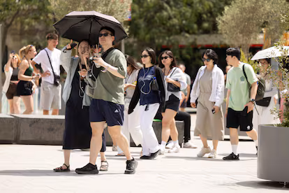 DVD 1238 22/07/2026 - Barcelone - Les touristes à proximité de la Sagrada Familia se protègent de la chaleur avec des parapluies et des ventilateurs. . photo : Massimiliano Minocri