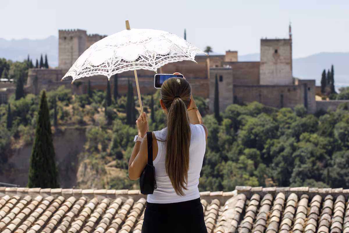 De Saint-Sébastien à Barcelone : pourquoi il devient courant (et pratique) de se promener avec des parapluies à main