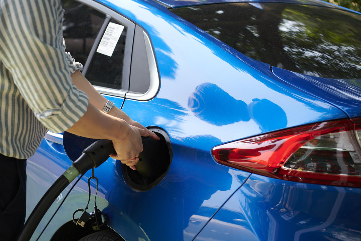 L'édulcoration de la politique relative aux véhicules électriques constitue un "mauvais virage" pour les conducteurs, l'économie et le climat