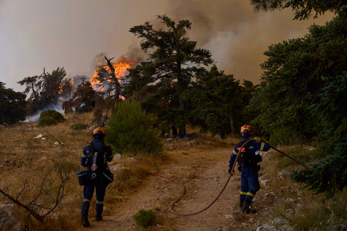 Les incendies en Grèce restent incontrôlés et se situent à environ 30 kilomètres d'Athènes