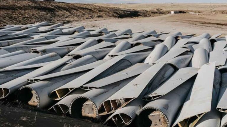 Ni fours ni produits chimiques : une usine américaine convertit jusqu’à 30 000 tonnes de pales d’éoliennes par an en matériau pour le béton et l’asphalte