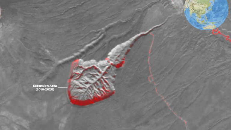 On croit voir l&rsquo;impact d&rsquo;une météorite, mais ce n&rsquo;en est pas une : le trou géant de Sibérie s&rsquo;agrandit et couvre plus d&rsquo;une centaine de terrains de football à cause du dégel du permafrost