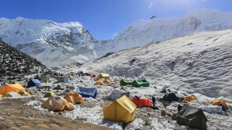 Le camp de base de l’Everest dégage une chaleur telle qu’avec les combustibles et l’urine il pourrait fondre près de 2 500 tonnes de glace en une saison