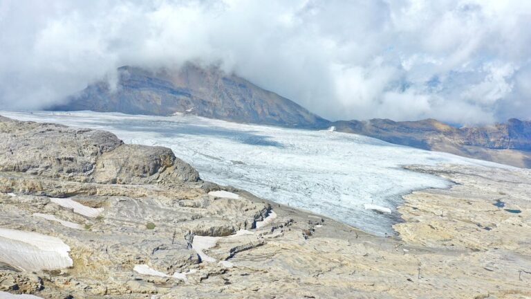 Suisse couvre un glacier avec des couvertures en laine de mouton pour freiner la fonte — premiers résultats montrent une protection presque équivalente au plastique
