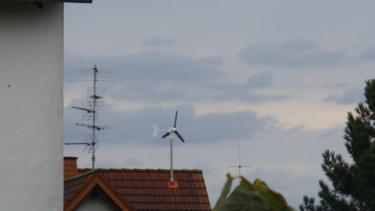 Allemagne : mini‑éolienne de 19 kg et 1,5 m de diamètre produisant 615 kWh/an, qui ne s’arrête que lors de rafales dangereuses et alimente déjà plus de 10 000 foyers — du Himalaya aux Andes