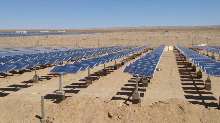 Panneaux solaires à suivi solaire: stockage accru du carbone dans les sols désertiques grâce à deux zones humides, alors que les systèmes fixes n’humidifient que leur bord