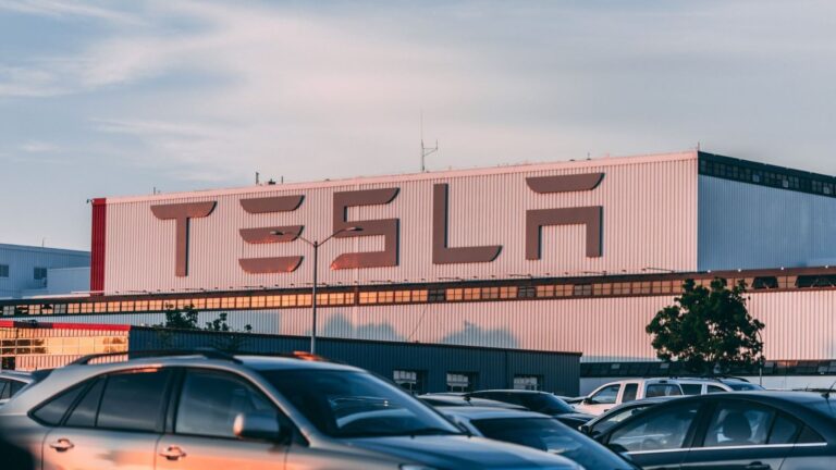 Tesla Semi mène une commande record de 2 500 camions électriques