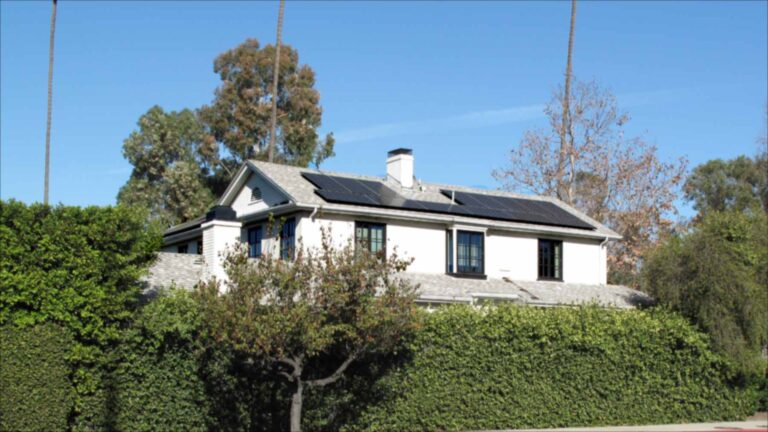 Un voisin texan a payé ses panneaux solaires 48 000 $ et affirme avoir 7 000 $ de crédit sur sa facture d&rsquo;électricité, mais l&rsquo;astuce ne vient pas du soleil : elle réside dans les recommandations, et l&rsquo;offre de nuits gratuites qu&rsquo;il utilise n&rsquo;accepte plus les maisons équipées de panneaux