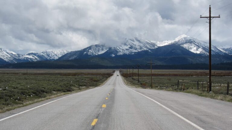 Idaho : des centaines de tonnes de bouteilles en verre enterrées à 60 mètres sous une route près de Ketchum en 2002 — le recyclage coûtait bien plus cher que l’extraction du gravier