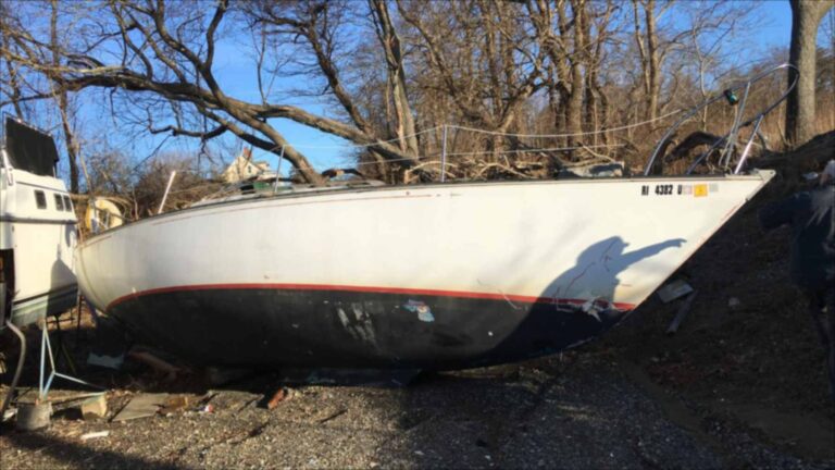 États‑Unis : environ 200 000 bateaux de plaisance retirés chaque année ; dans l’État du Rhode Island, les coques en fibre de verre alimentent des fours à ciment, mais leur recyclage coûte encore plus cher que de les jeter à la décharge