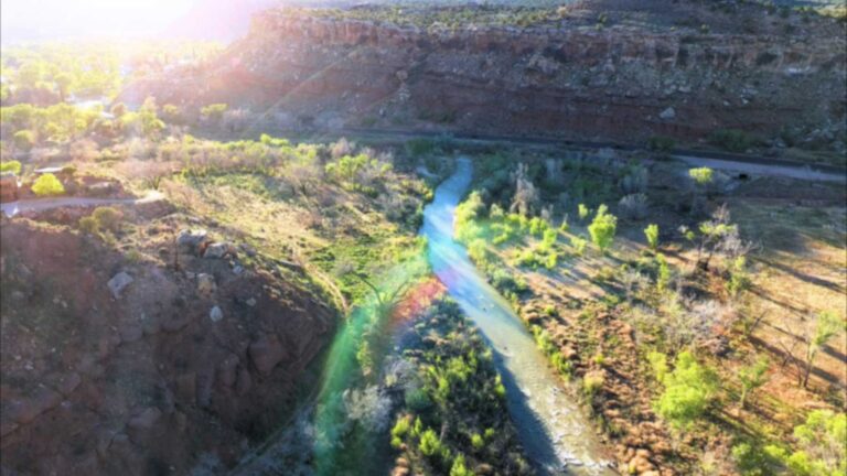 Deux frères cèdent les droits de construire sur 8,4 hectares au bord de la Virgin River, près du parc national de Zion (Utah), pour préserver le paysage aimé par leur frère défunt et maintenir la propriété au sein de la famille