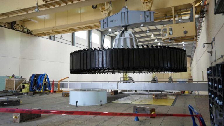 États‑Unis : retrait d’une turbine de 1957 à la centrale hydroélectrique d’Old Hickory (Tennessee) pour remplacer un rotor de 5 pales par un rotor de 7 pales et faire passer chaque générateur de 25 à 40,5 MW