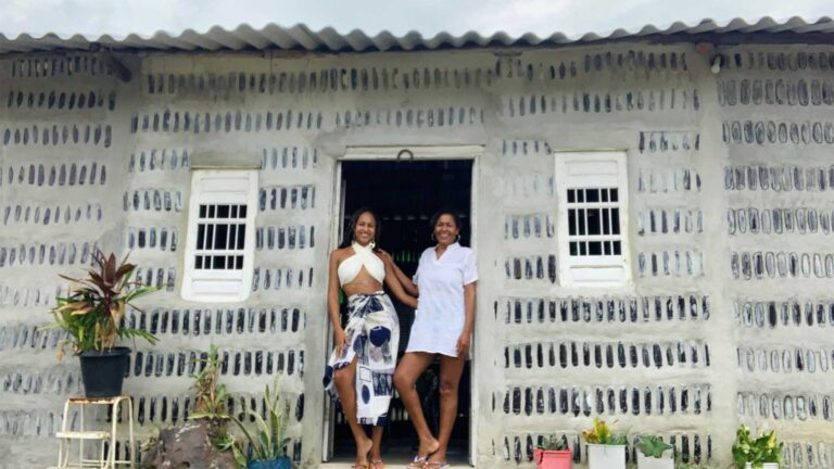 Mère et fille ramassent 8000 bouteilles en verre sur une île du Brésil pour bâtir une maison de sept pièces ; la Casa de Sal est aujourd&rsquo;hui un espace environnemental étudié par l&rsquo;université