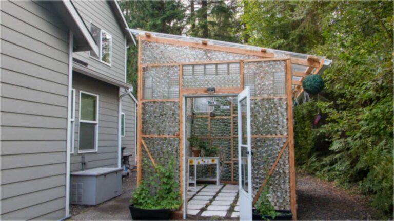 Washington: Axton Burton réunit 4516 bocaux en verre vides pour bâtir une serre tropicale, environ 3500 $ contre 6500 $ pour un abri plus petit