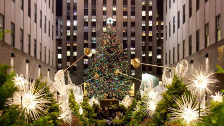 Sapin de Noël du Rockefeller Center 2025, épicéa d’environ 23 mètres et âgé de 75 ans, est déjà arrivé transformé en planches à Habitat for Humanity, qui l’utilisera pour des logements dans la région d’Albany