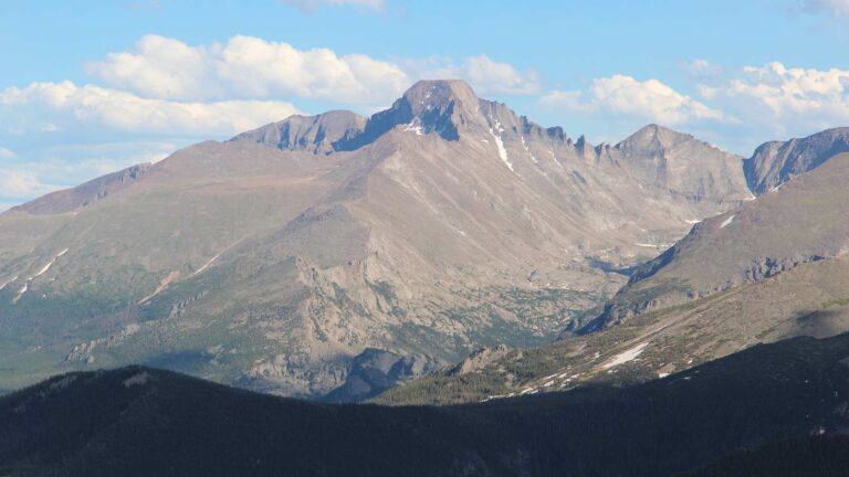 Enos Mills, à 15 ans, construit sa cabane près du Longs Peak et mène ensuite une campagne de six ans qui aboutit en 1915 à la création du Parc national des Montagnes Rocheuses.