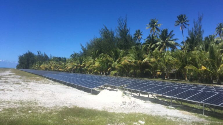 Marlon Brando a découvert l&rsquo;atoll de Tetiaroa lors du tournage de Mutinerie sur le Bounty, aujourd&rsquo;hui refuge de 35 villas refroidies par de l&rsquo;eau de mer pompée à partir de 960 mètres de profondeur