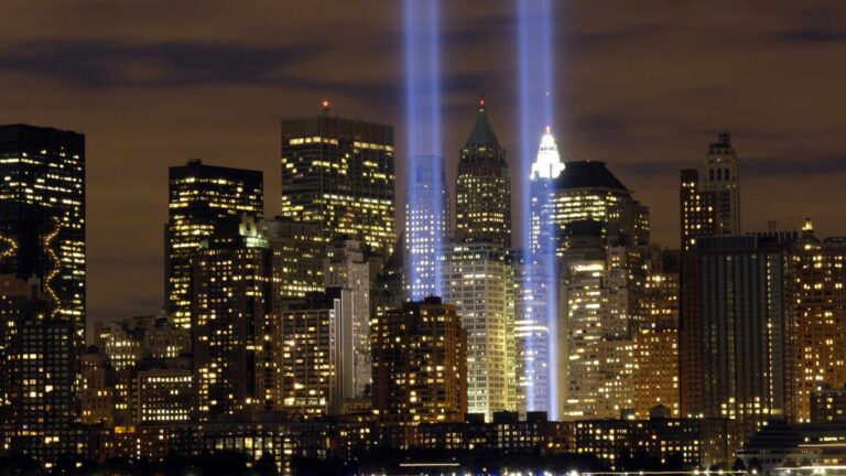 Les projecteurs du mémorial du 11-Septembre à New York ont perturbé le vol de 1,1 million d&rsquo;oiseaux pendant sept nuits entre 2008 et 2016, selon une étude publiée en 2017, et les éteindre pendant 20 minutes suffisait à les disperser.