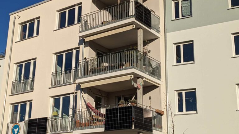 Californie : panneaux solaires de balcon légalisés, jusqu’à 1200 W sans autorisation du fournisseur d’électricité à partir de 2027