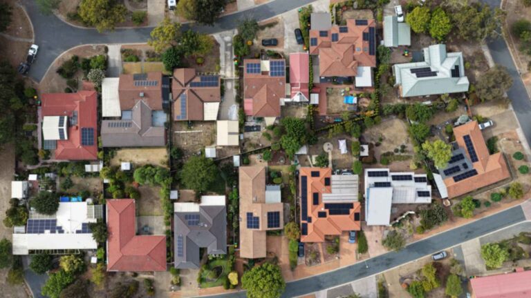 Australie bat un record en installant 276 011 batteries domestiques en six mois en 2026, soit 153 batteries pour 100 nouveaux toits solaires, tandis que le programme fédéral totalise 12,9 GWh lors de sa première année