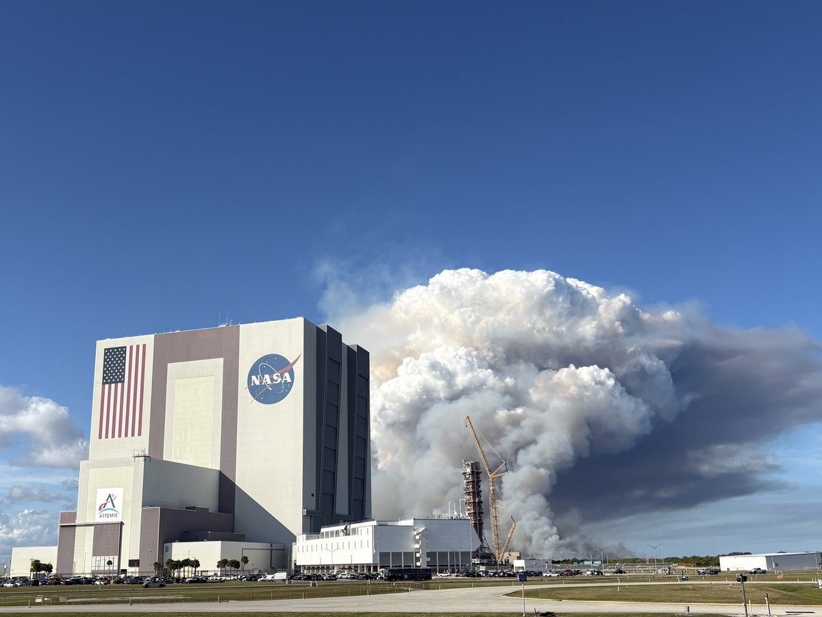 Columna de humo de una quema controlada junto al Edificio de Ensamblaje de Vehículos del Centro Espacial Kennedy