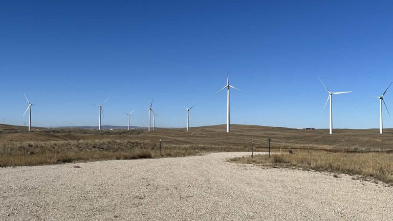 Mille cent vingt-quatre pales éoliennes enterrées dans la décharge de Casper, au Wyoming, et Chevron a démoli avec des explosifs une partie de son parc éolien voisin sans dire où iront les pales