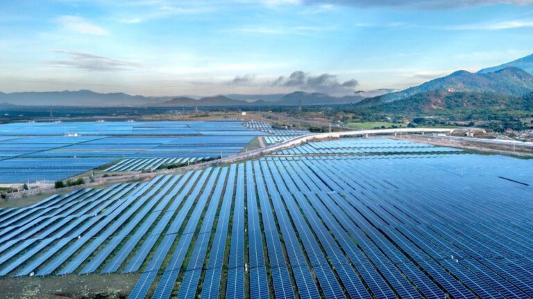 COP31 : la Chine appelle à débattre des obstacles aux voitures électriques et aux panneaux solaires